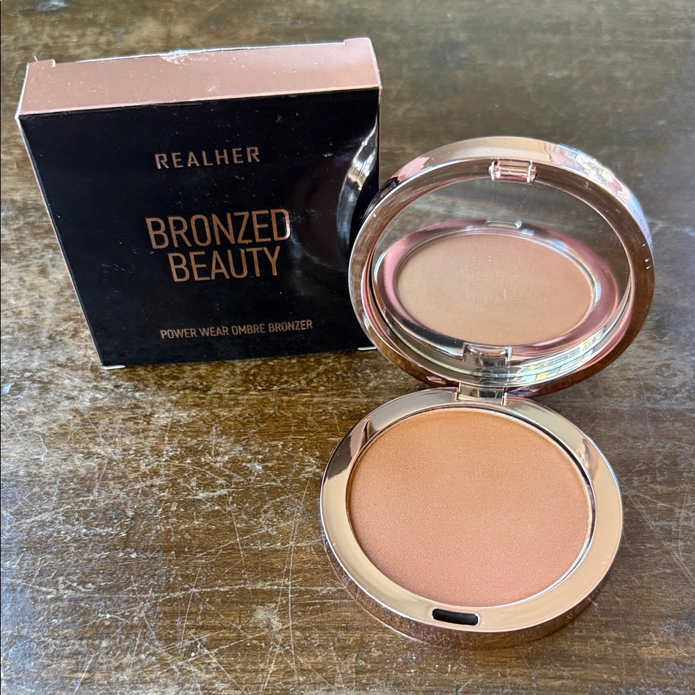 RealHer Bronzed Beauty Power Wear Ombre Bronzer